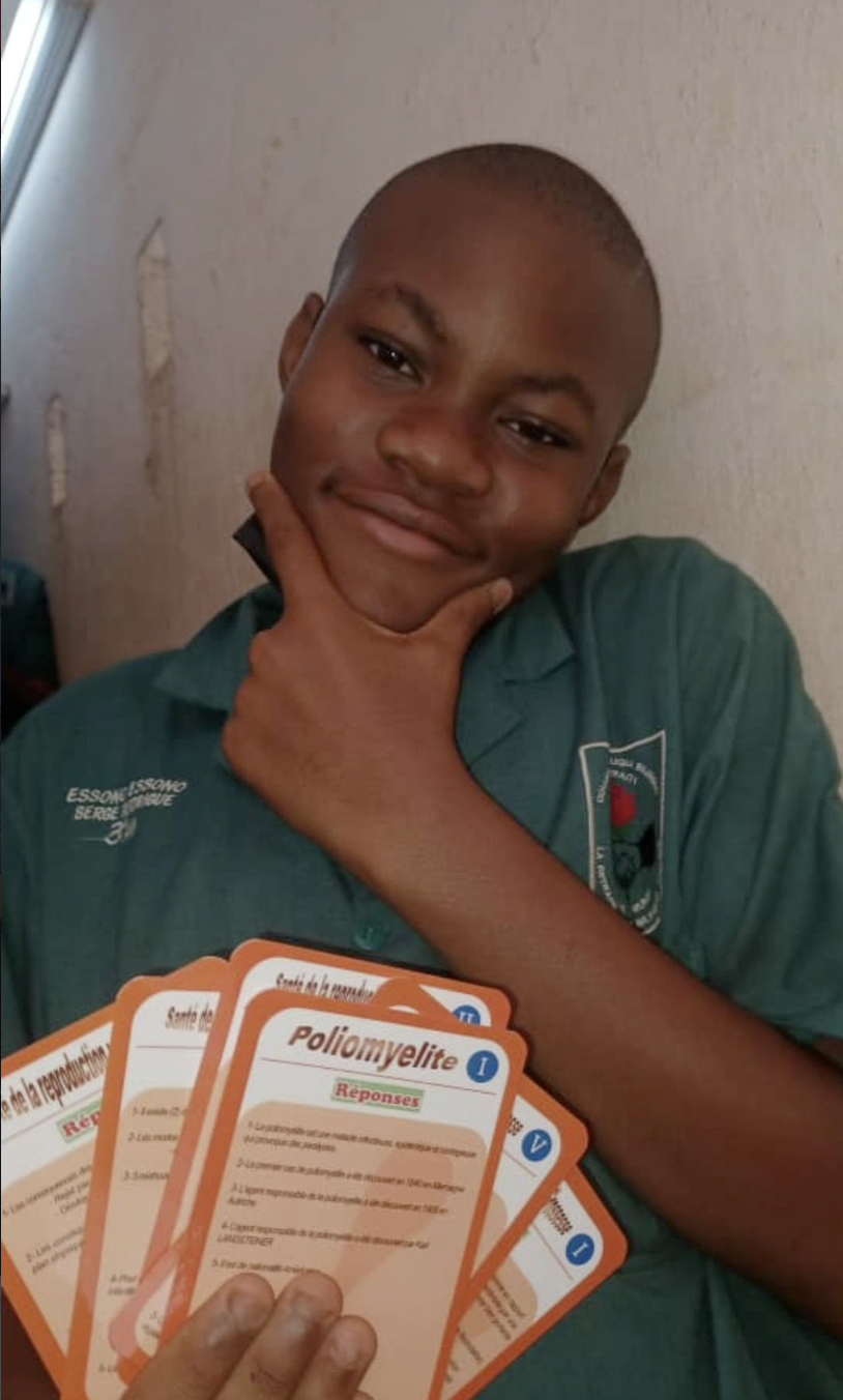 Élève avec cartes Poliomyélite et Santé de la reproduction