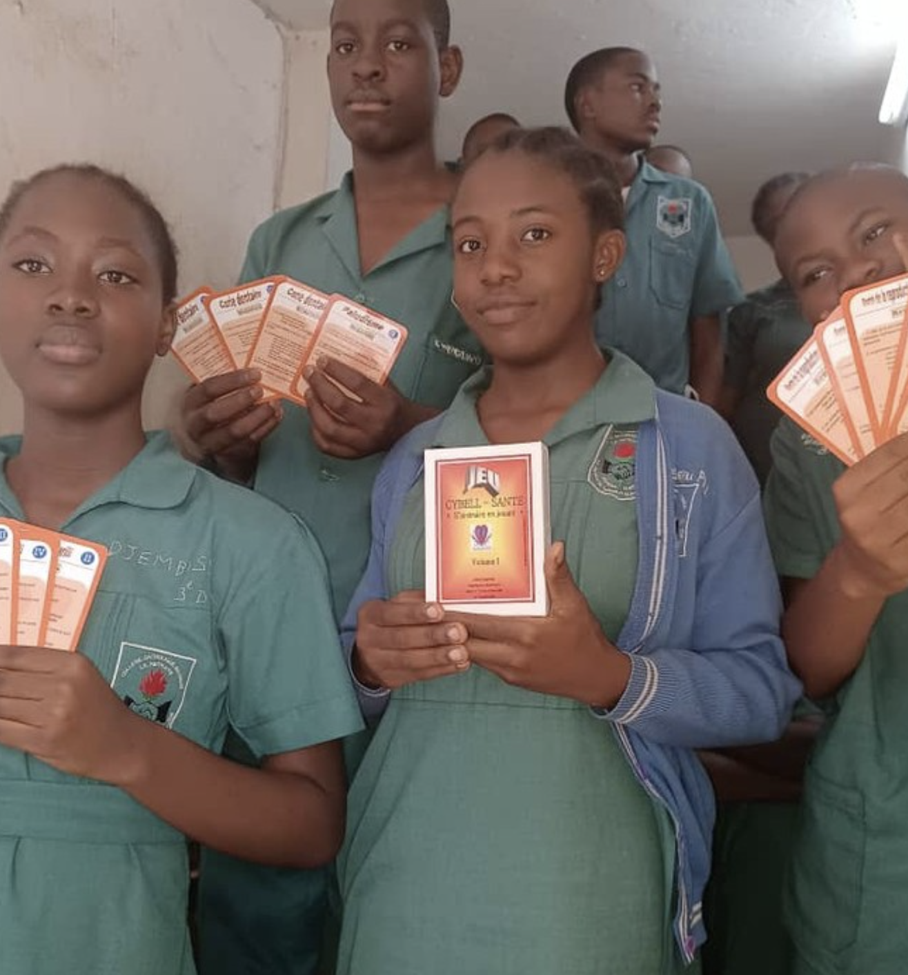 Groupe d'élèves avec le coffret Cybell-Santé Volume 1